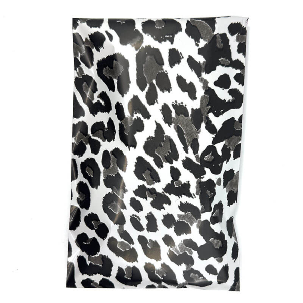 SNAZZY BAG Briefumschlag Leo, Material Metall Folie Farbe schwarz-grau-silber Größe DIN Lang • Innen B 10,8 cm • L 22 cm Ausstattung undurchsichtig • Selbstklebeverschluss